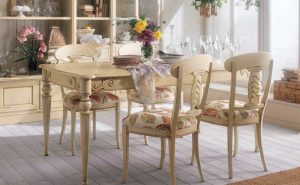 Traditional Wood Dining Tables