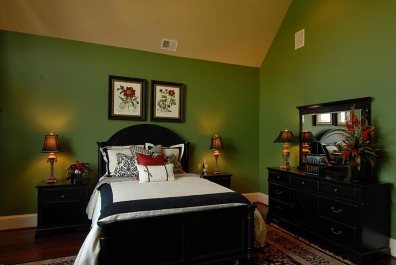 Обои зелено коричневые. Зеленая спальня. Темно зеленые стены в спальне. Зеленые стены в спальне. Салатовая спальня.